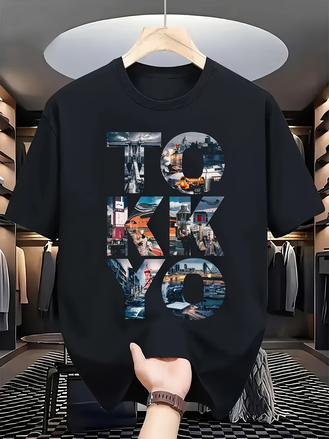 Street Fashion Photo - Trendy heren zwart grafisch T-shirt Tokyo